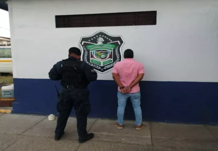 Las unidades policiales que se mantenían en un puesto de control lograron retener al conductor y recuperar el arma de fuego. Foto. Eric Montenegro