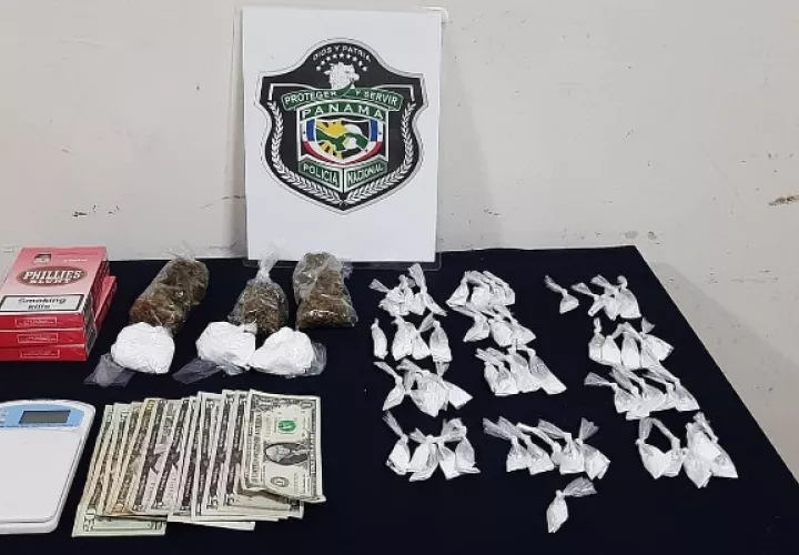 En una vivienda en Vacamonte se ubicaron 61 carrizos plásticos con polvo blanco que se presume sea cocaína y una pesa digital. Foto. Eric Montenegro