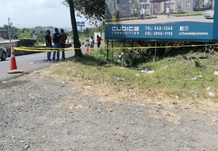 Conductores que transitaban por el área indicaron que este  tramo de la vía Interamericana los peatones deben caminar por la orilla de la vía. Foto. Eric Montenegro
