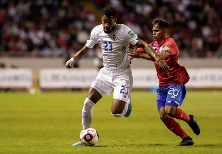 Aaron Suárez (d) de Costa Rica disputa un balón con Michael Murillo de Panamá. Foto:EFE
