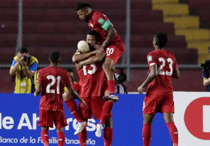 Jugadores panameños festejan el tercer gol ante Jamaica. Foto:EFE
