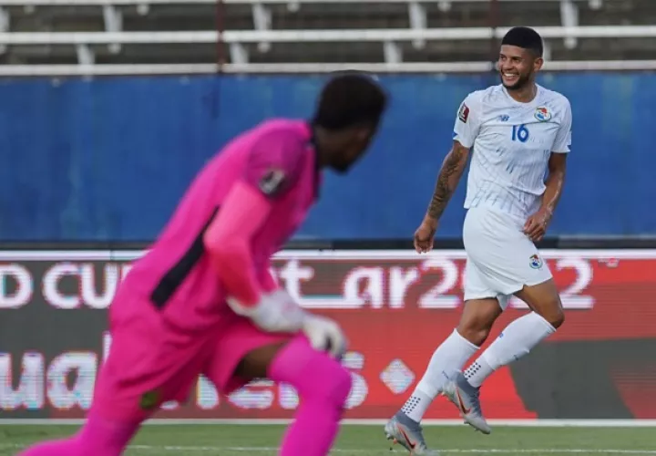 El defensa Andrés Andrade marcó uno de los tres goles con los que Panamá derrotó 0-3 a Jamaica en Kingston. Foto: EFE