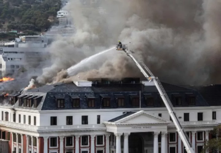 Incendio desatado este domingo en el Parlamento de Sudáfrica. Foto: EFE