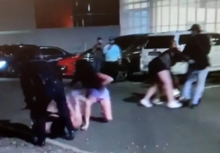 Las mujeres se van a los puños, incluso una unidad policial trata de separarlas. Foto: Mayra Madrid