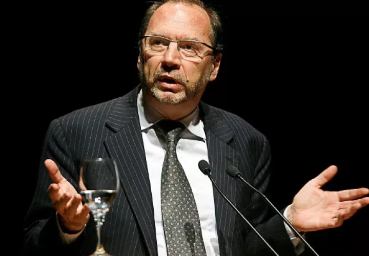 El virólogo belga Peter Piot, uno de los científicos que descubrieron el ébola, sostiene el coronavirus de la covid-19 será endémico. Foto: EFE 