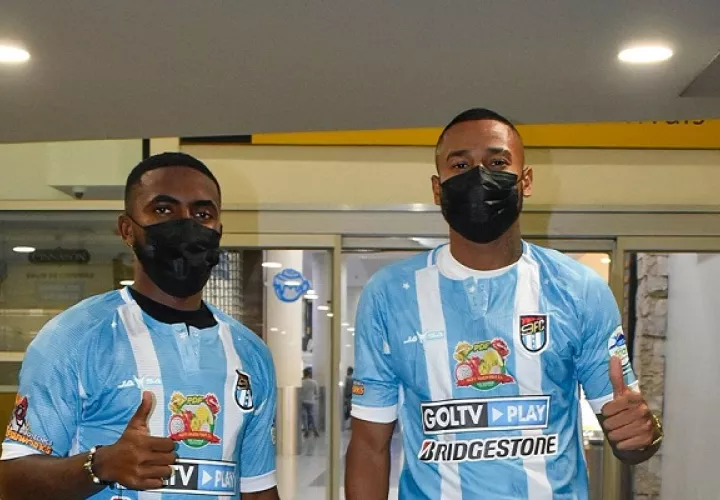 Ricardo Phillips (izqu) y Alfredo Stephens (drcha) fueron presentados como nuevos jugadores del 9 de Octubre de Ecuador: Foto Cortesía: @9deOctubrefc