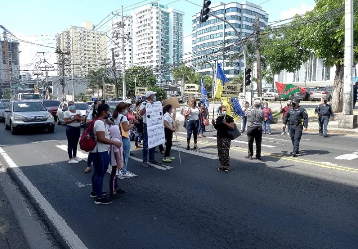 Los extrabajadores del Registro Público realizaron un cierre de calle frente a la sede de está institución en la vía España. Lus Ávila.  