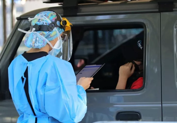 Personal de salud aplicó ayer, viernes, 24,475 pruebas para detectar la covid-19, con una positividad de 21%. Foto: Cortesía Minsa
