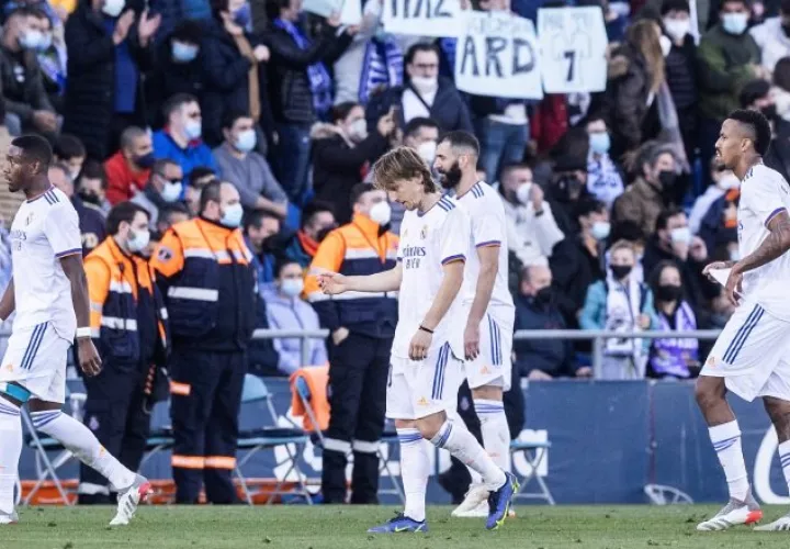 Los jugadores del Real Madrid abandonan el terreno de juego tras perder ante el Getafe. Foto:EFE
