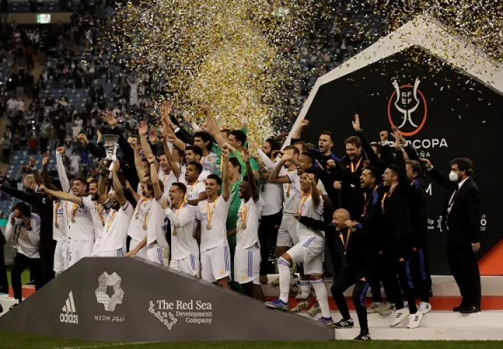 Real Madrid festeja con  la Supercopa de España. Foto:EFE