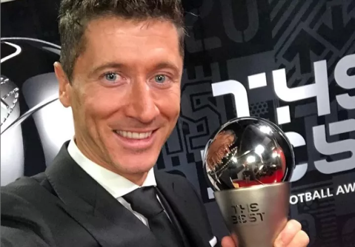 Robert Lewandowski con el premio The Best de la Fifa. Foto. Fifa.com