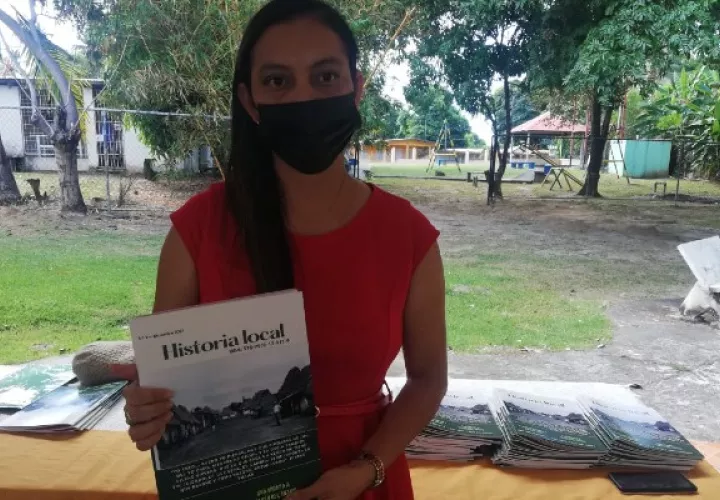La docente Marianela Martínez publica la revista San José, una mirada a través del tiempo. Foto: Miriam Lasso