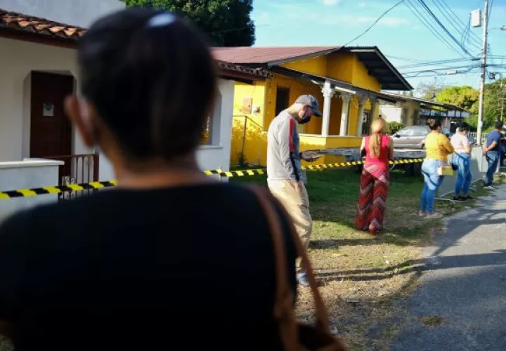 La fila de quienes acuden por la primera y segunda dosis de la vacuna contra el virus y la dosis de refuerzo suma más de 350 personas. Foto. Eric Montenegro