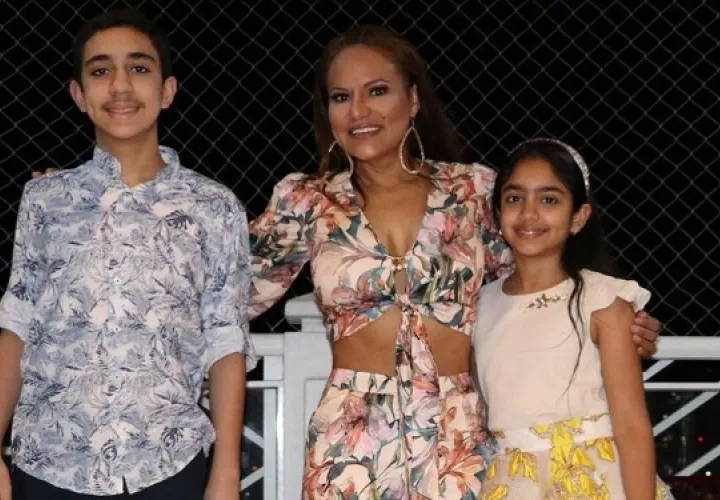 Sandra Sandoval y sus hijos, Luis Esteban y Kamila. Foto: Instagram