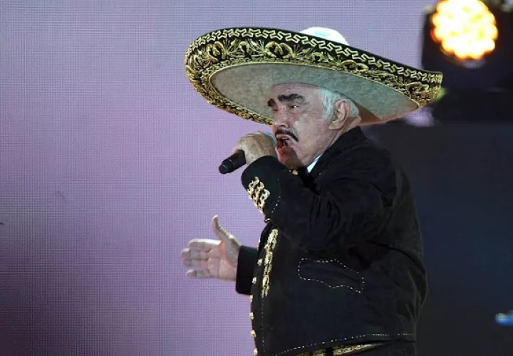 Vicente Fernández durante su actuación en un concierto en la Ciudad de México (México). Foto: EFE / Photoamc