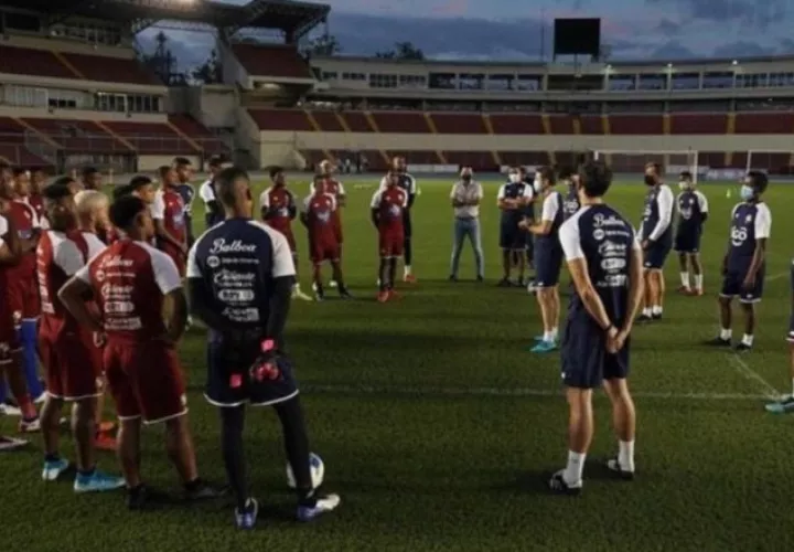 Thomas Christiansen en los entrenamientos en el Rommel Fernández. 