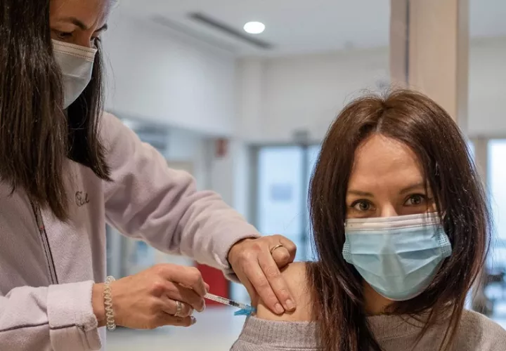 Una mujer recibe la vacuna contra el coronavirus, en Ourense. Foto: EFE