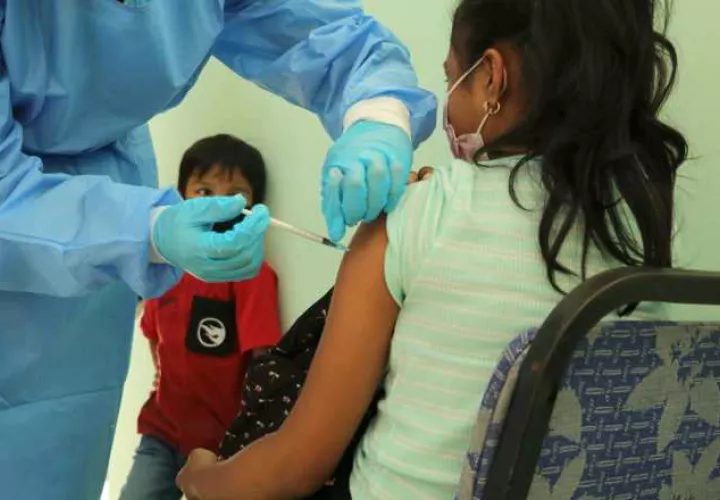 La vacunación es una decisión adecuada frente a una variante que puede generar cinco veces más infecciones. advierten médicos. Foto:Cortesía Minsa