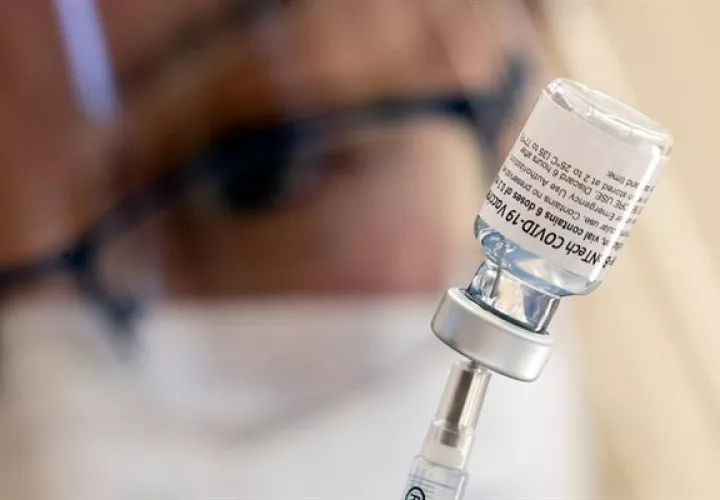Una enfermera prepara una dosis de la vacuna de Pfizer conta la covid-19. EFE