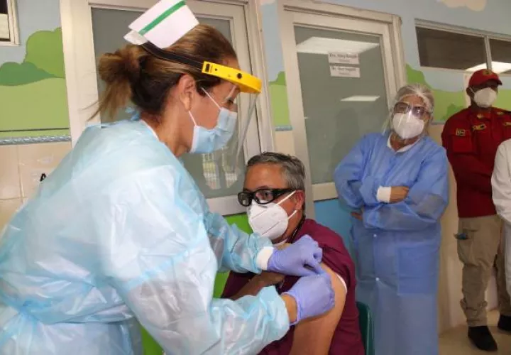 En un inicio en Panamá se consideraba como esquema completo de vacunación contra la covid-19 cuando la persona se había colocado dos dosis. Foto: Cortesía CSS