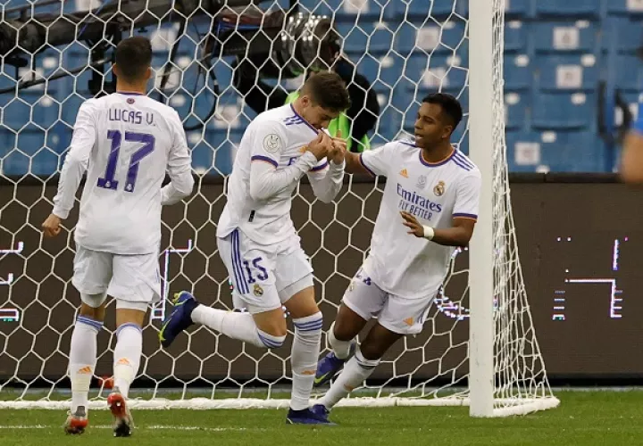 El centrocampista uruguayo del Real Madrid Fede Valverde (c) celebra el tercer gol del equipo madridista. Foto.EFE