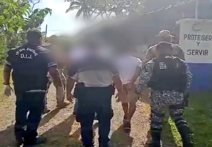 Los tres aprehendidos y los artículos decomisados fueron puestos a órdenes de las autoridades competentes y este lunes serán presentados ante un Juez de Garantías. Foto. Cortesía Proteger y Servir