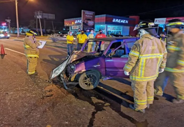 En la vía Panamericana frente a Los Tucanes en la provincia de Veraguas, un hombre resultó lesionado en un aparatoso accidente. Foto. Cortesía Cuerpo de Bomberos. 