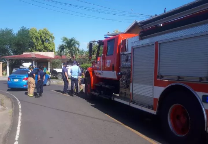 Las autoridades iniciaron las investigaciones para determinar que causó el conato de incendio. Foto. Melquiades Vásquez