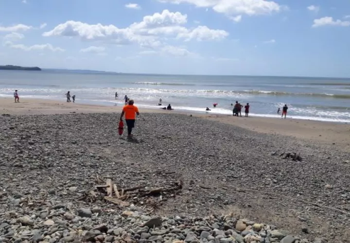 Los miembros de los estamentos de seguridad buscan a dos personas desaparecidas en playa Santa Catalina. Foto. Melquiades Vásquez