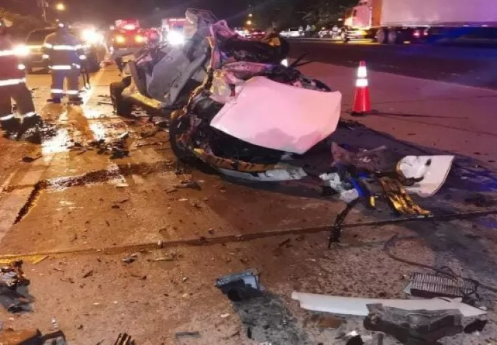 Las autoridades no descartan que la velocidad sea una de las probables causas del accidente en Los Cerros de Santiago. Foto. Melquiades Vásquez