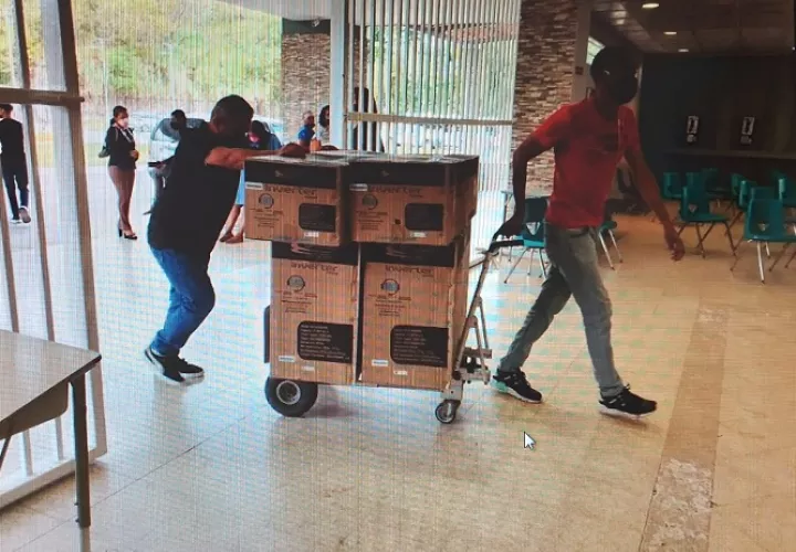 Con la instalación de estas unidades 39 aulas de clases estarán debidamente ventiladas. Foto: Diomedes Sánchez 