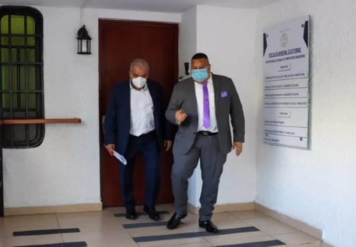 El alcalde Lee estuvo acompañado del abogado defensor Víctor Almengor. Foto: Diomedes Sánchez 