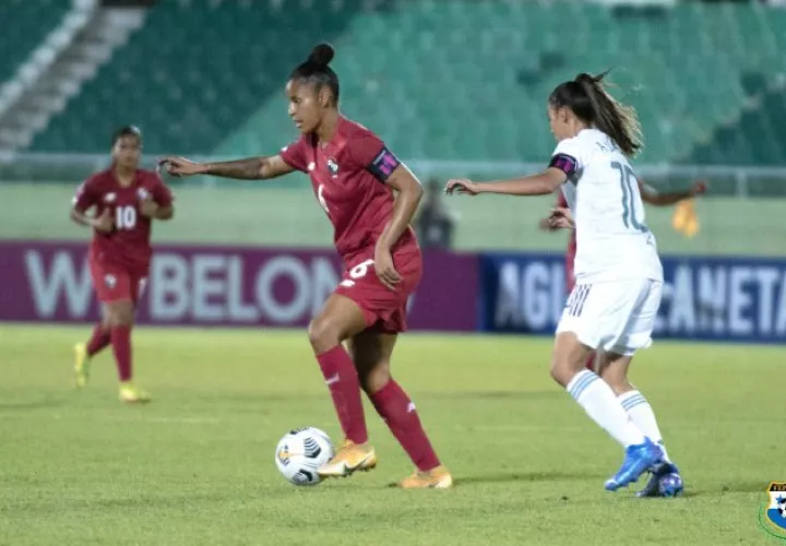Aldrith Quintero, capitana de Panamá con el balón. Foto:Fepafut