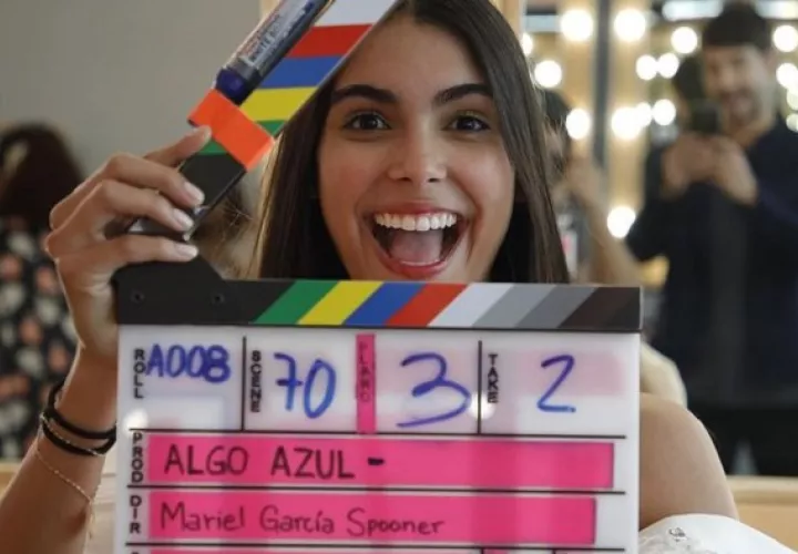 Elizabeth Grimaldo protagoniza junto a Carlos Torres 'Algo Azul'. Foto: Instagram
