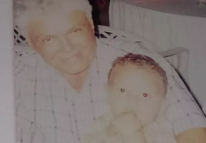 Ángel Rodríguez junto con su difunto abuelo, Julio Miguel Rodríguez Cedeño.