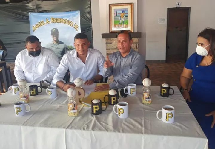 Ángel Rodríguez fue firmado por el buscador de talento de los Piratas, José Pineda. 