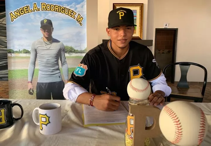 El herrerano Ángel Rodríguez firmó con los Piratas de Pittsburgh el 15 de enero de 2022. 