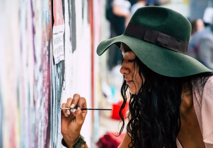 Unas 42 artistas participaron de la convocatoria de 'La Voz Visual'. Foto: Ilustrativa / Pexels