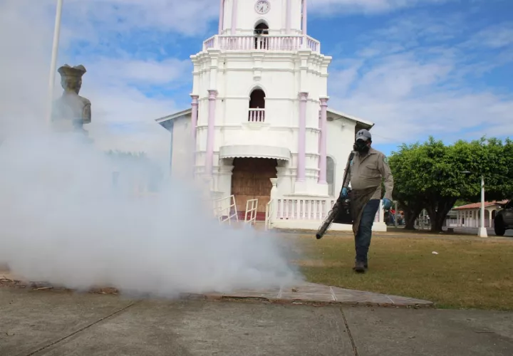 Funcionarios del Minsa realizan nebulizaciones en todas las áreas. Foto: Melquiades Vásquez