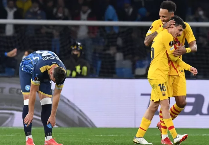 Pierre-Emerick Aubameyang del Barcelona  celebra junto con Pedri (16) su gol ante Nápoles. Foto:EFE