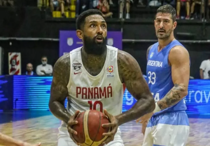 Jossimar Ayarza con el balón durante el partido ante Argentina. Foto:Fepaba