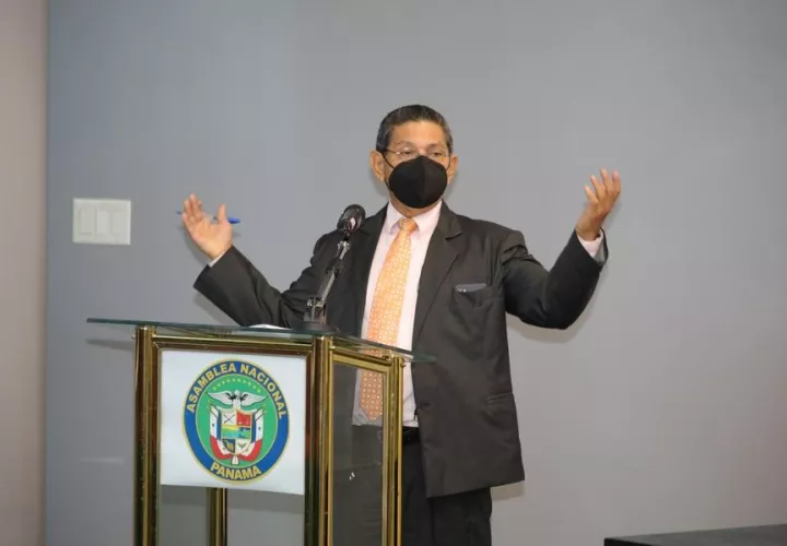 La exposición de Barrios, que duró 13 minutos, dejó a muchos pensando sobre la conveniencia del proyecto. Foto: Cortesía Asamblea