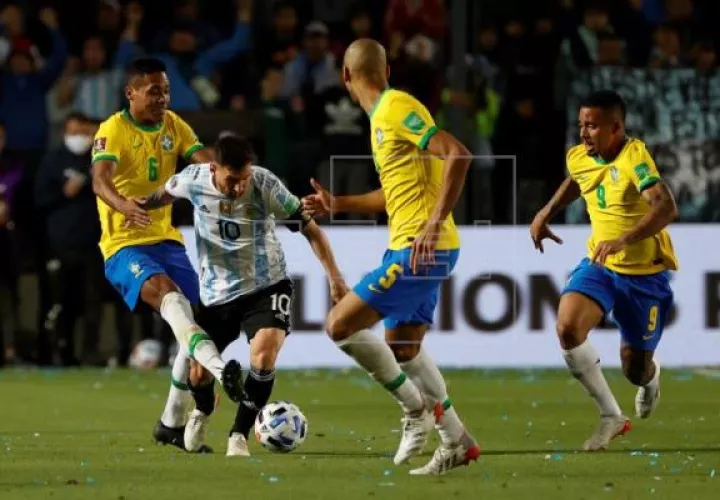 El argentino Messi (10) en un partido ante Brasil. Foto:EFE