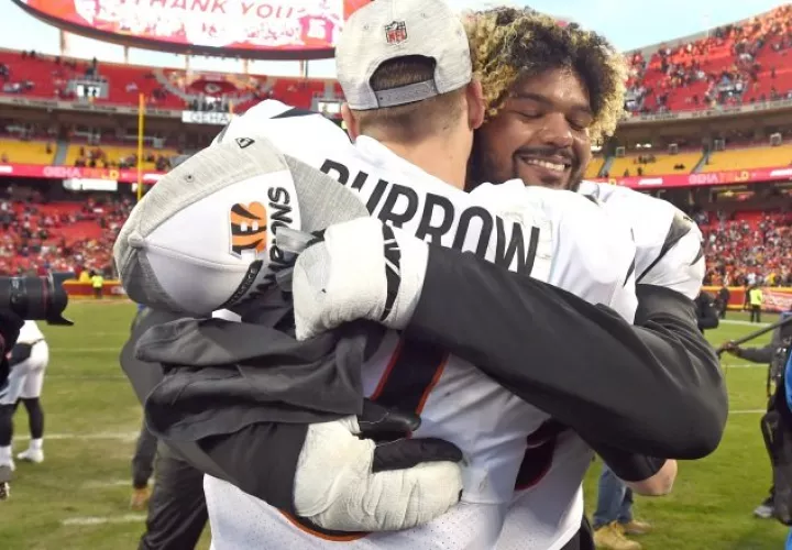 Jackson Carman y el mariscal Joe Burrow de los Bengals. Foto:EFE 