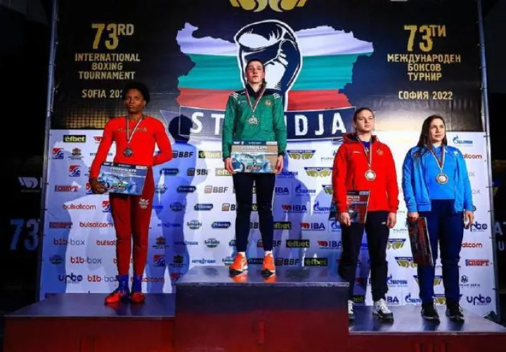 Atheyna Bylon (izq.) con la medalla de plata.