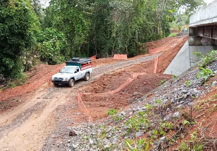 El productor Dionis domínguez precisó que la carretera entre los poblados de El Babú, El Harino, Tres Hermanas y Cirí Grande está desastrosa. Foto. Eric Montenegro