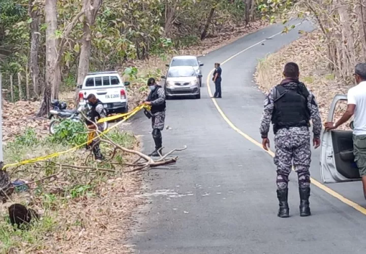 La identificación del cuerpo fue realizada por la esposa del ahora occiso quien se presentó al sitio donde fueron hallados los restos humanos. Foto. Eric Montenegro