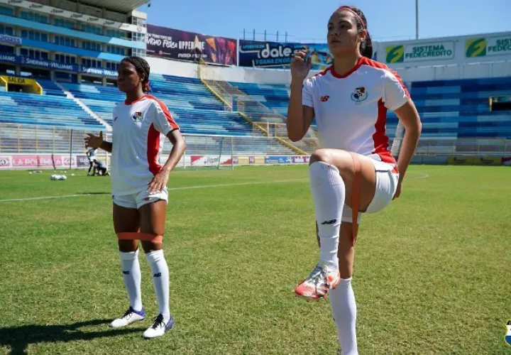Carina Baltrip-Reyes y Diana Villagrand en los entrenamientos del seleccionado panameño en el estadio Cuscatlán. Foto: Fepafut