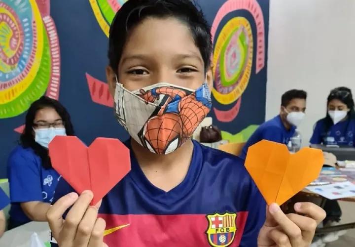 Roynnelt Obaldía disfruta hacer origamis. Foto: Fundapromat