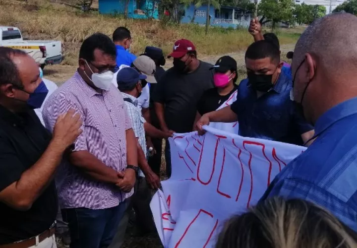 Esta sería la cuarta ocasión en que los residentes de este poblado salen hasta la vía Interamericana para protestar, sin que los funcionarios del Ministerio de Obras Públicas (MOP) atinen a dar una respuesta. Foto. Eric Montenegro
